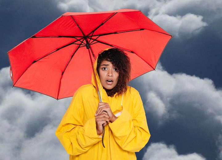 Vrouw met kroeshaar in de regen