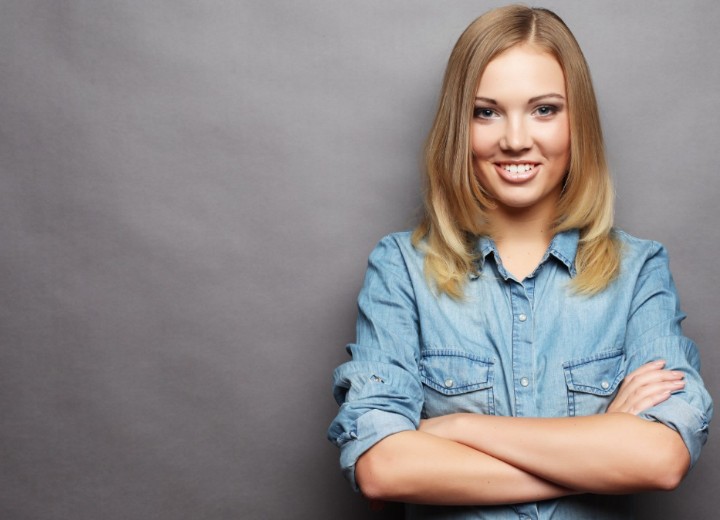 Vrouw die een jeansblouse met opgerolde mouwen draagt