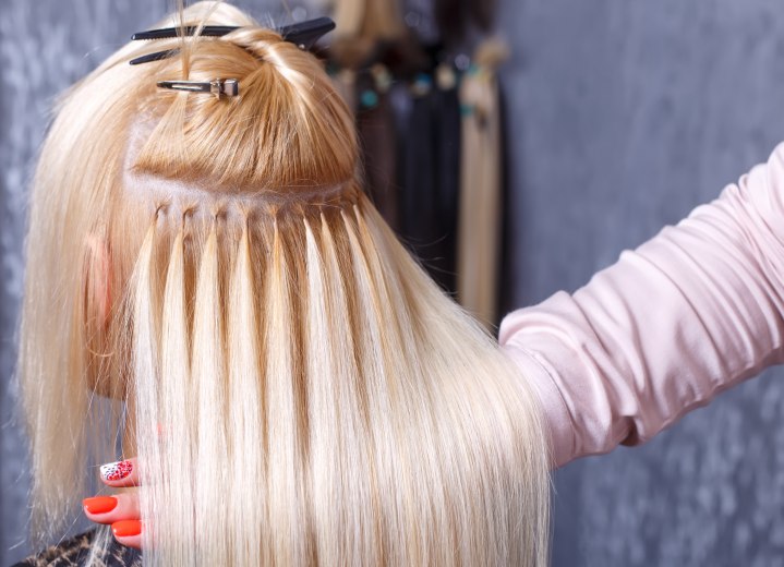 Haar met pas aangebrachte nieuwe extensions