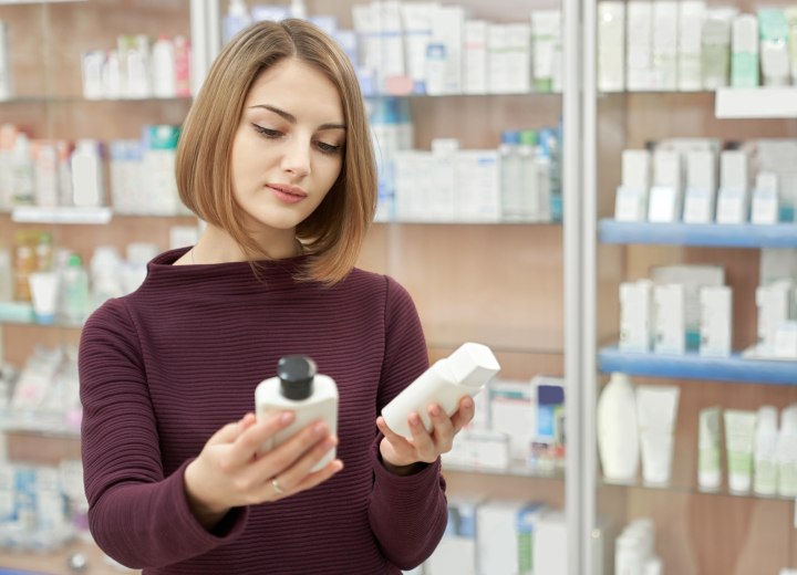 Vrouw die een passende shampoo kiest