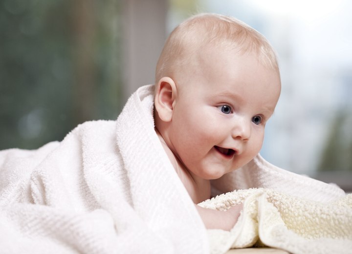 Baby met zijn eerste haar