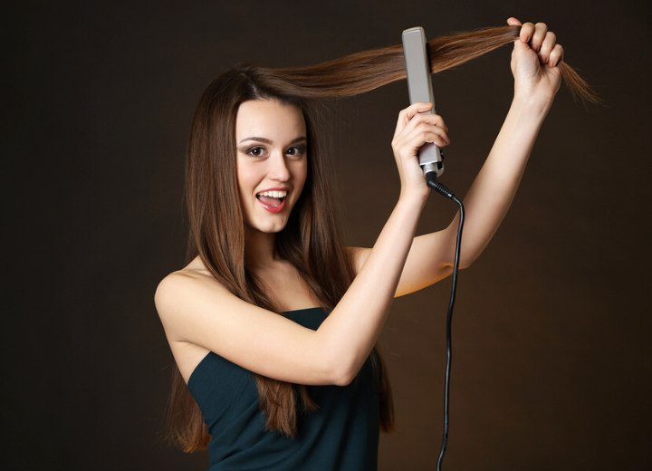 Lang haar straightenen met een stijltang