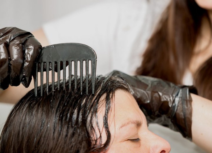 Haar zwart kleuren in de kapsalon