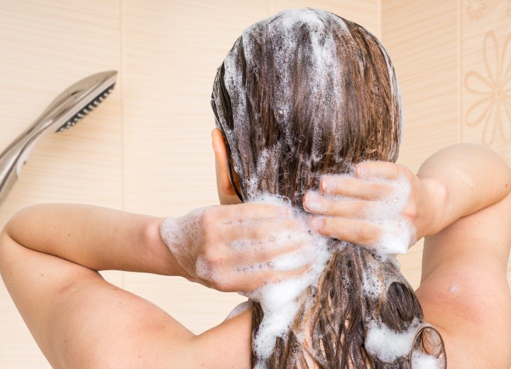 Vrouw die haar haren wast