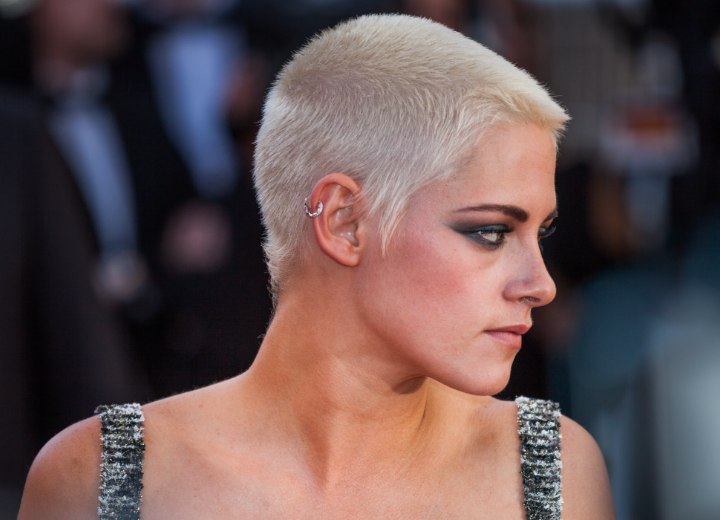 Het kort geschoren kopje van Kristen Stewart