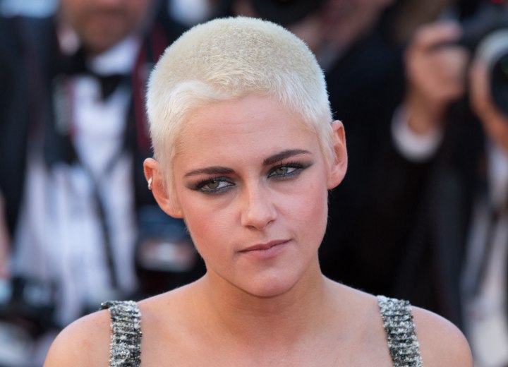 Het erg kort geschoren kapsel van Kristen Stewart