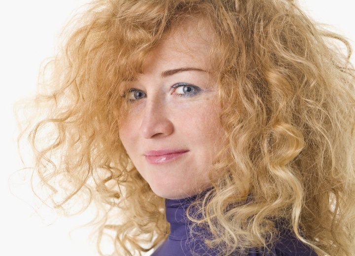 Natuurlijk krullend blond haar