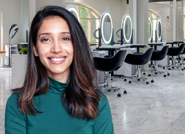 Vrouw die twijfelt over een make-over van lang naar kort haar