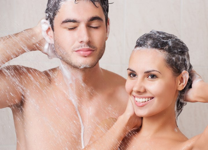 Man en vrouw die hun haar wassen