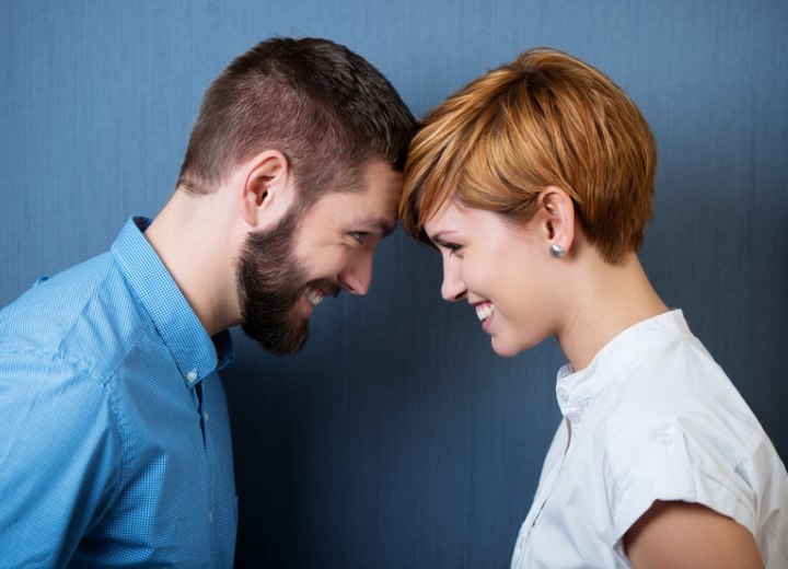 Zijprofiel en gezichtshaar van een man en een vrouw