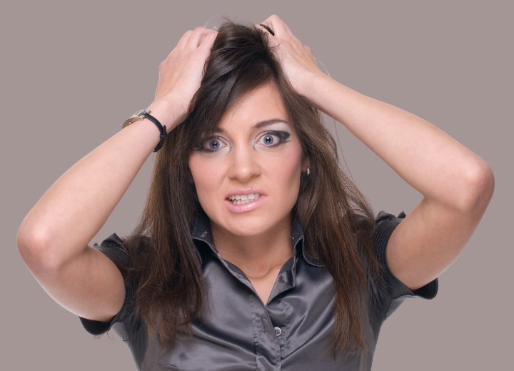 Vrouw die allergisch is voor haarkleuring