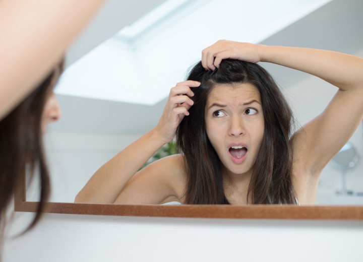 Vrouw die haar eerste grijs haar ontdekt