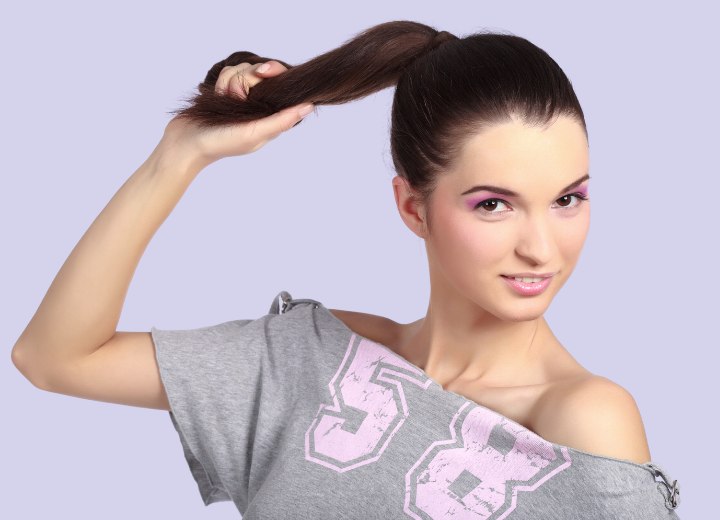 Vrouw met haar haren in een hoge paardenstaart