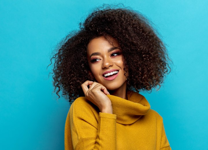 Afrikaanse vrouw met mooi krullend haar