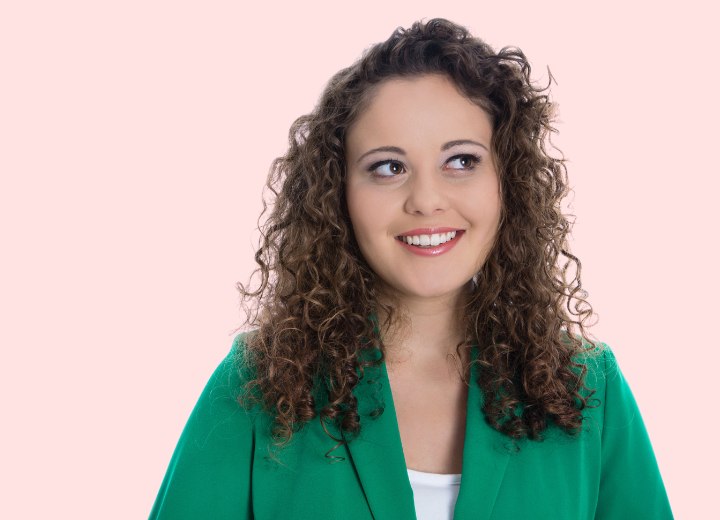 Vrouw met lang gepermanent haar