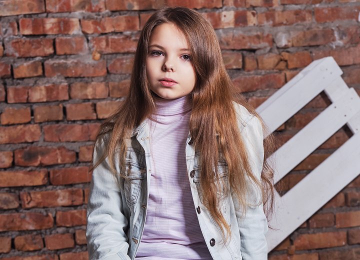 Jong meisje met lang bruin haar