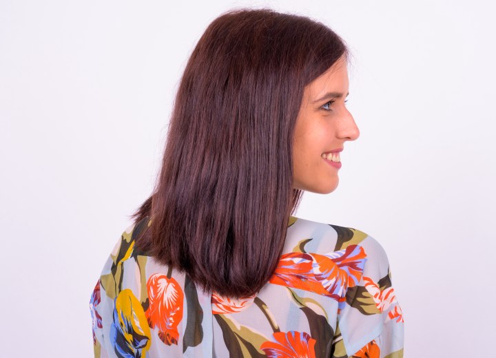 Vrouw met middenbruin haar