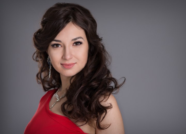 Lang Aziatisch haar met krullen na een permanent