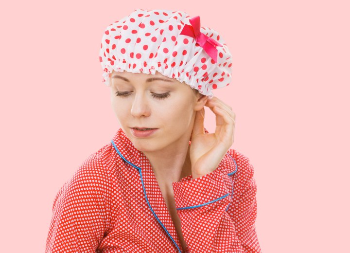 Vrouw met een slaapmuts om haar haren te beschermen tijdens het slapen