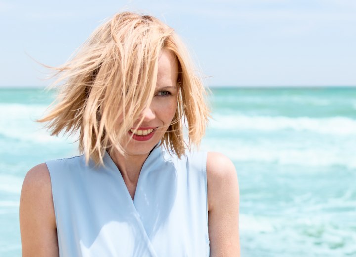 Blonde vrouw die tijd in de zon doorbrengt