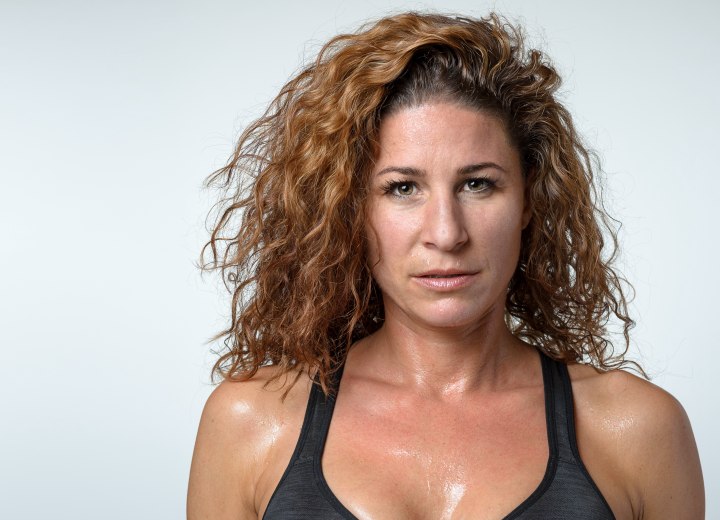 Vrouw die zweet na het zetten van een permanent