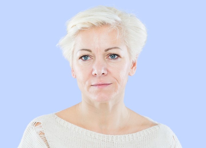 Vrouw met kort wit haar