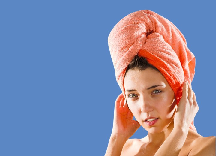 Handdoek in een tulband gewikkeld om het haar te drogen