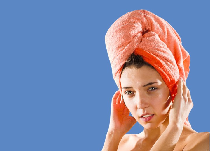Handdoek in een tulband gewikkeld om het haar te drogen