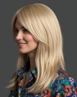 Lang blond kapsel met gordijnpony