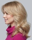 Lange blonde haarstijl met volume