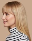 Lang blond haar met klassieke pony
