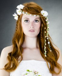 haar met bloemen erin