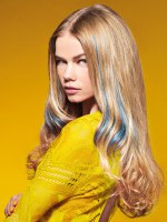 blond haar met blauwe stroken