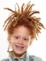 jongenskapsel met dreadlocks