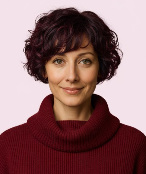 Brunette kort haar met laagjes en een afgeronde vorm