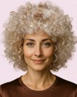 Blond haar met krullen