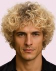 Goudblonde krullen voor mannen