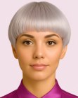 Platinablond haar in een komsnit