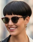 Bowl cut met een korte stompe pony