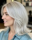 Zilverblond haar op schouderlengte