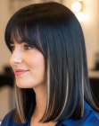 Steil donderbruin haar met highlights