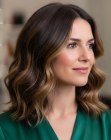 Bruin schouderlang haar met karamel highlights