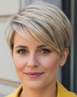 Zomerse korte blonde coupe