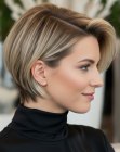 Kort blond haar met zijscheiding