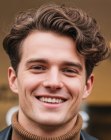 Man met kort krullend haar