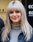 Lang en glad platinablond haar