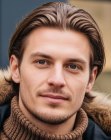 Man met zijn haar naar achteren gestyled met gel