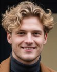 Man met kort blond golvend haar