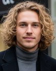 Man met lange blonde krullen