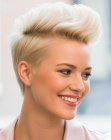 Gedurfde platinablonde pixie cut